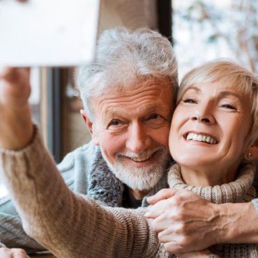 Paar im Pensionsalter macht Selfie