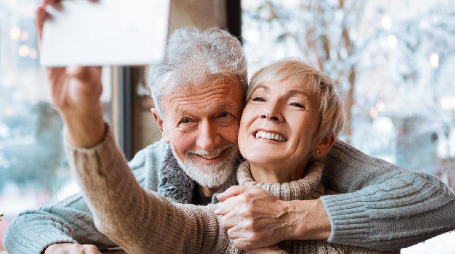 Paar im Pensionsalter macht Selfie