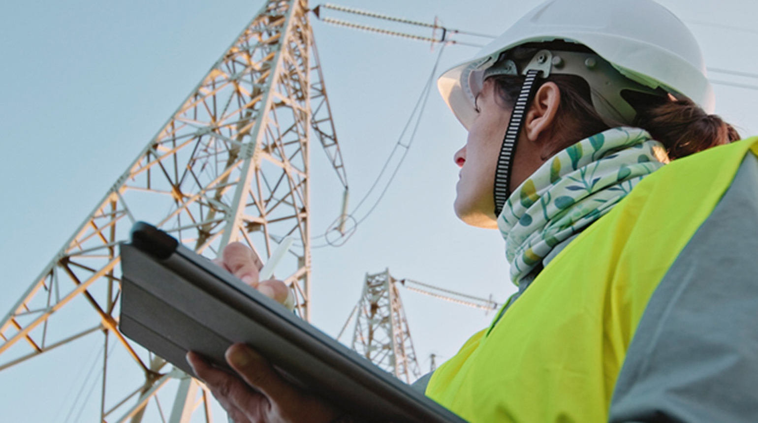 Bauarbeiterin mit Plan