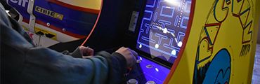 Person spielt auf einer Gaming Maschine