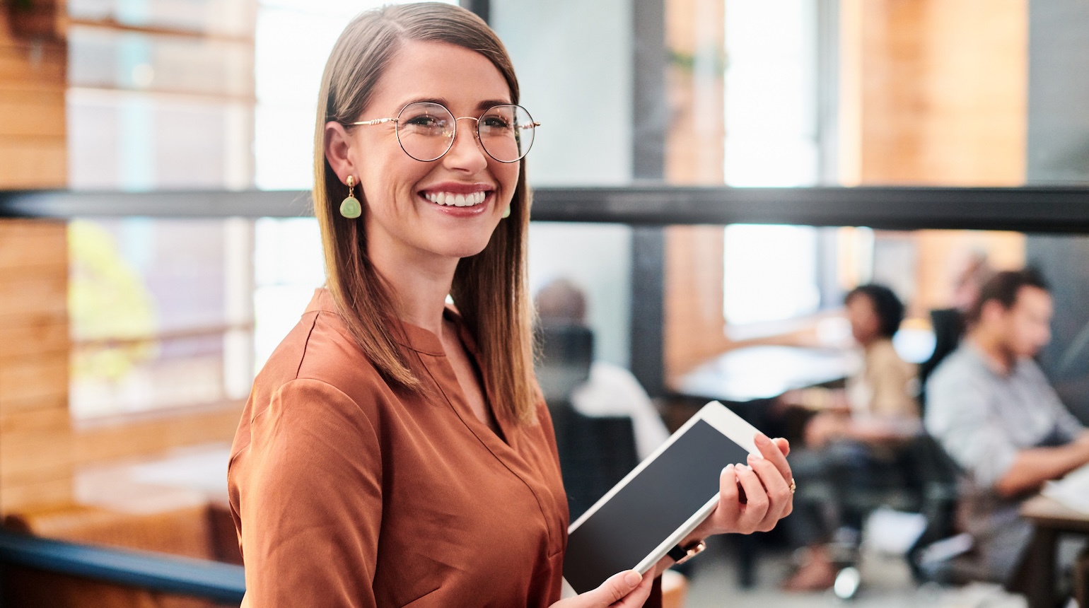 Eine Frau hält ein Tablet in der Hand