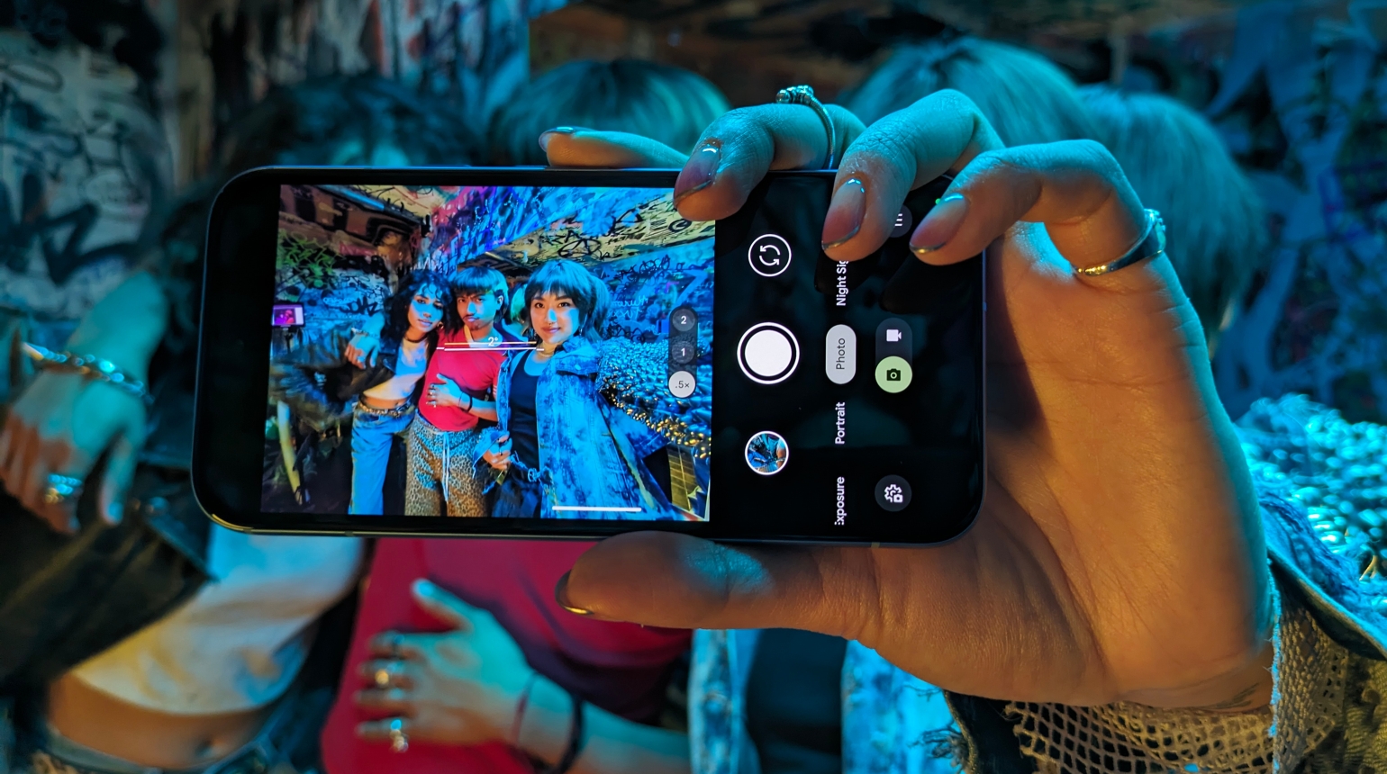 Kamerasucher Google Pixel 8a in mit Neonlicht beleuchteter Umgebung