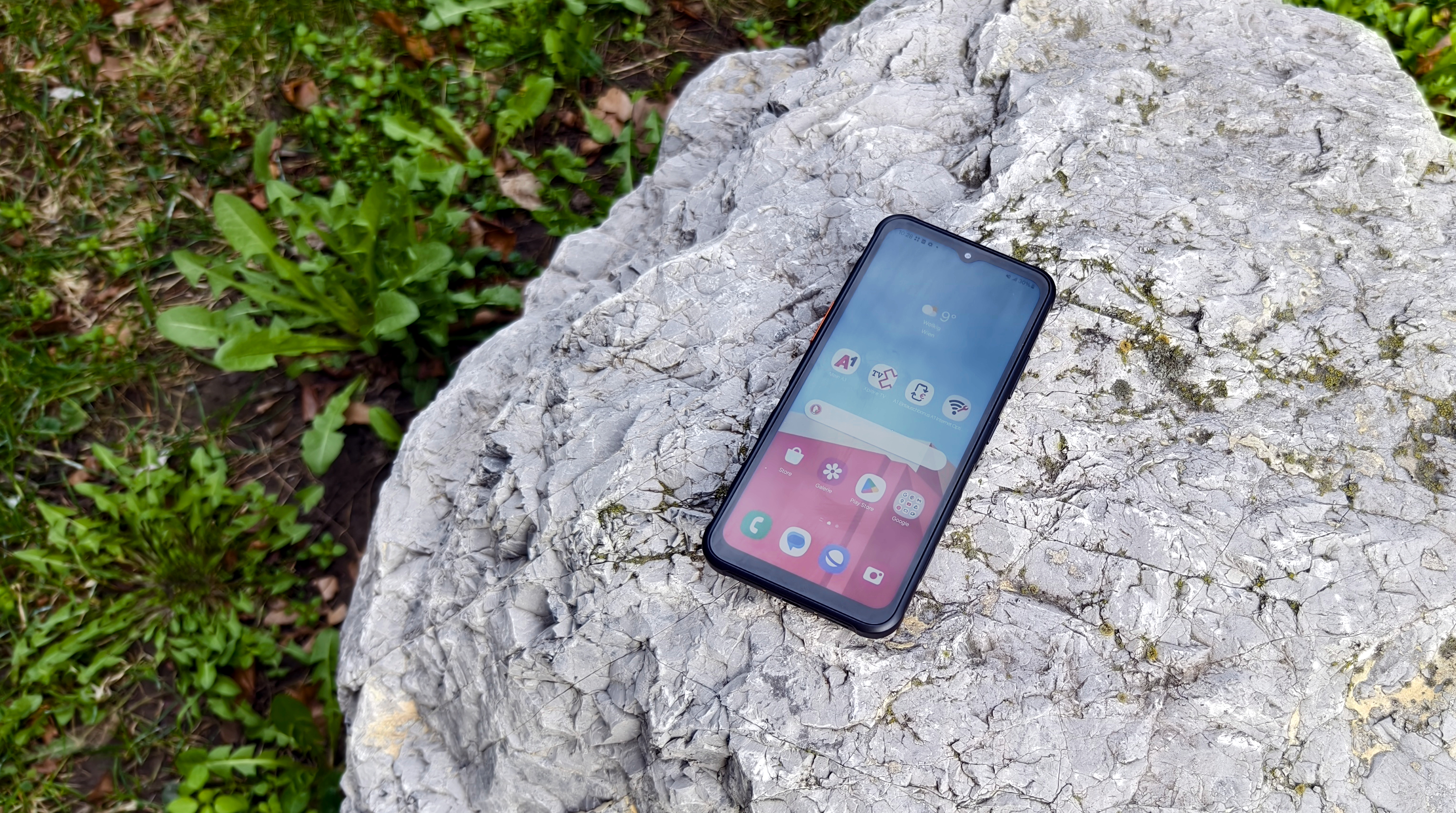 Samsung Galaxy Xcover 7 Smartphone auf einem Felsen