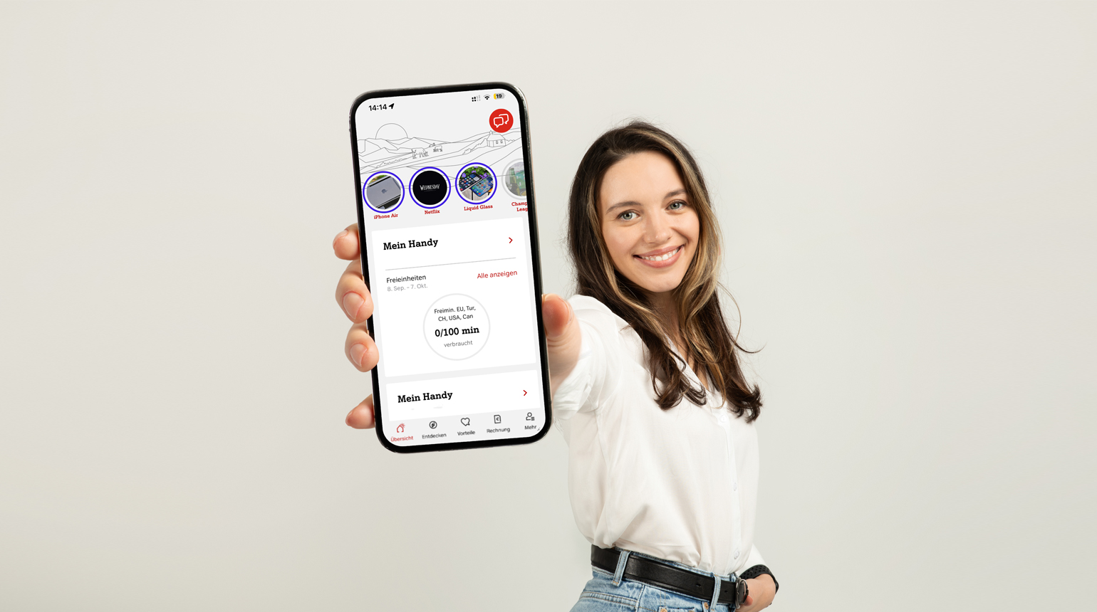 Junge Frau hält Smartphone mit geöffneter Mein A1 App