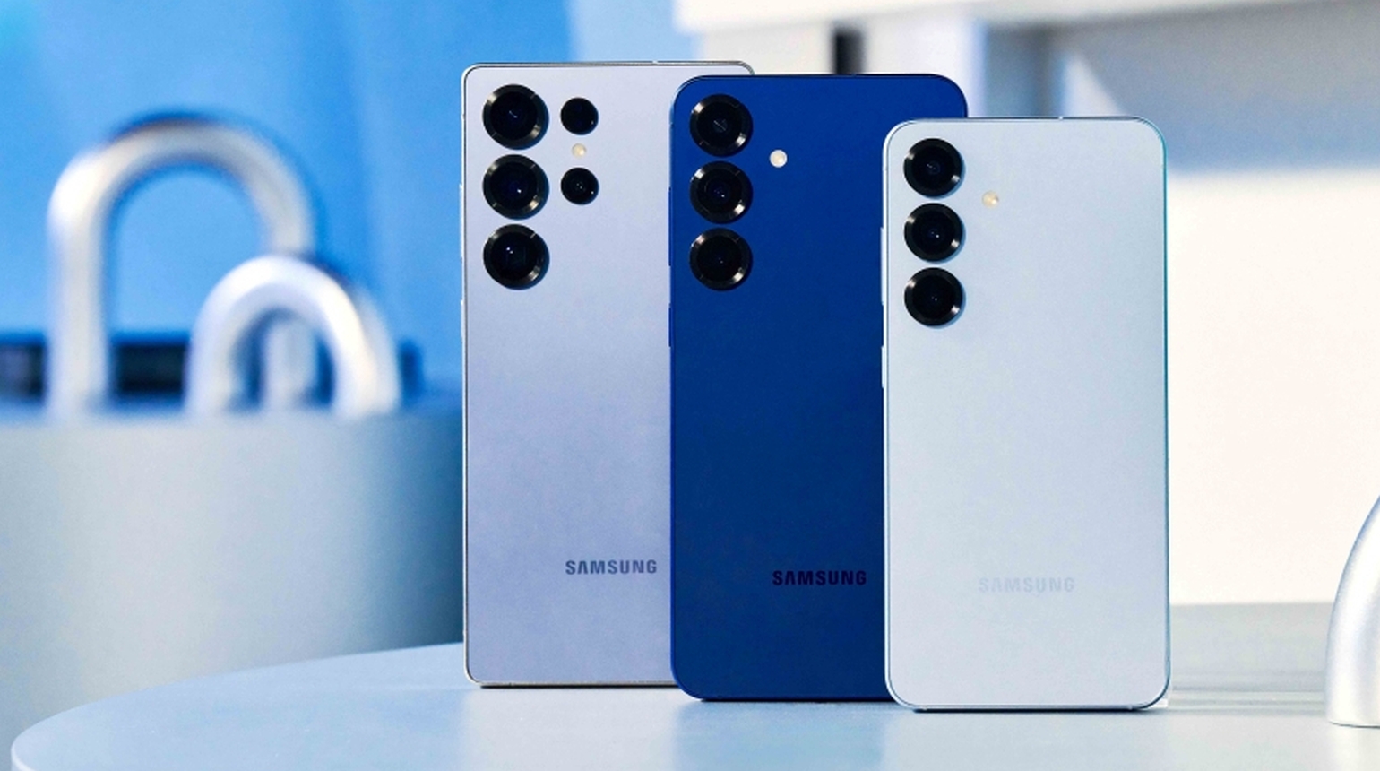 Drei Samsung-Smartphones in verschiedenen Farben stehen nebeneinander auf e