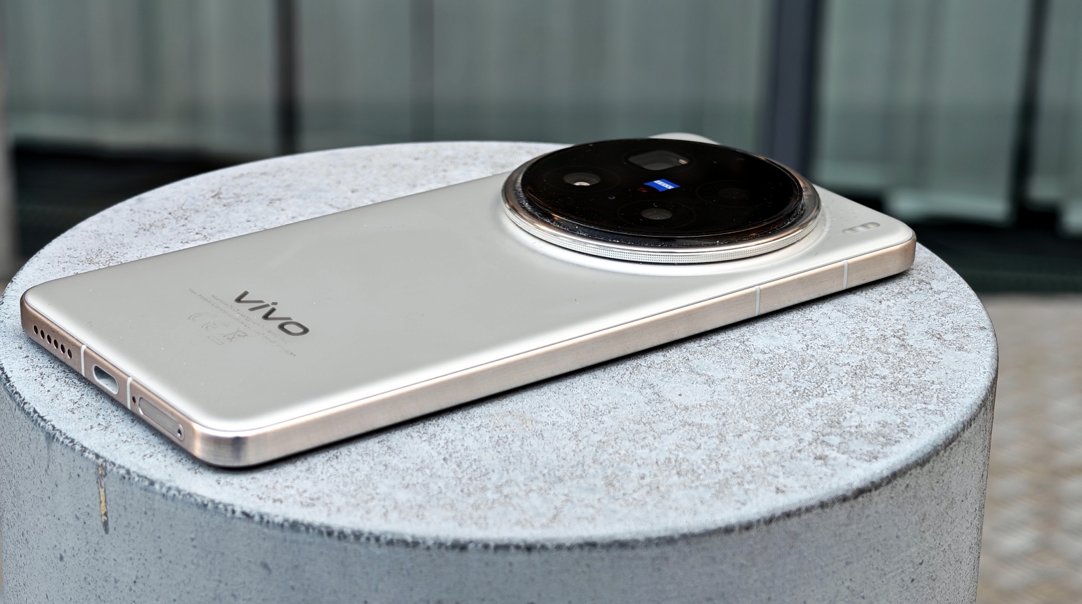 Vivo X200 Pro Smartphone Rückseite auf metallener Oberfläche