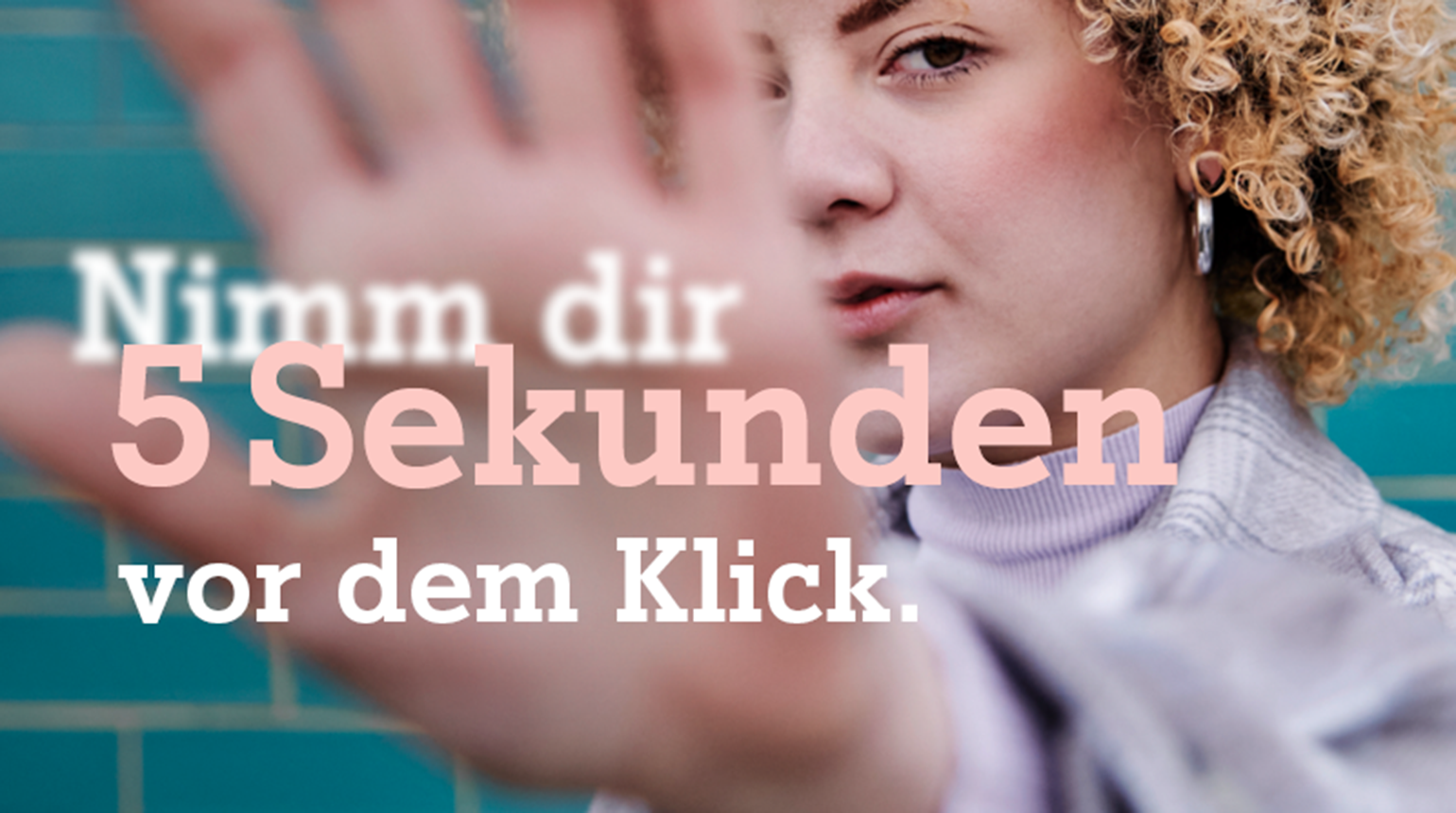 Frau zeigt Hand die Zahl 5