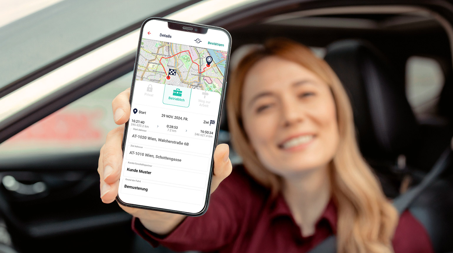 Ein Frau zeigt ein Smartphone