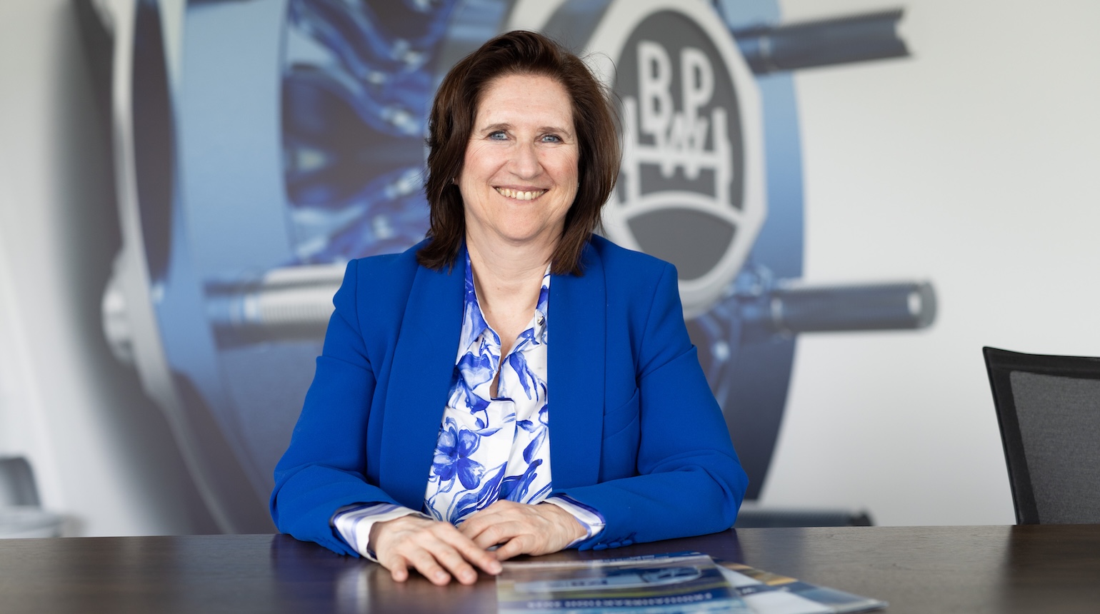 Frau sitzt am Tisch