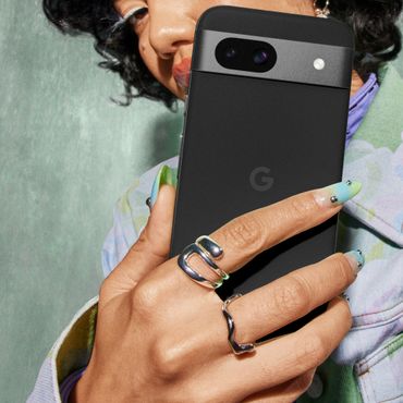 Google Pixel 8a Smartphone in der Hand gehalten