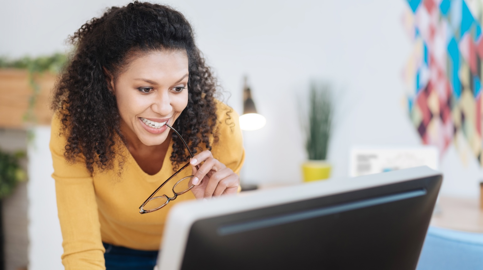 Eine Frau steht vor einem Monitor
