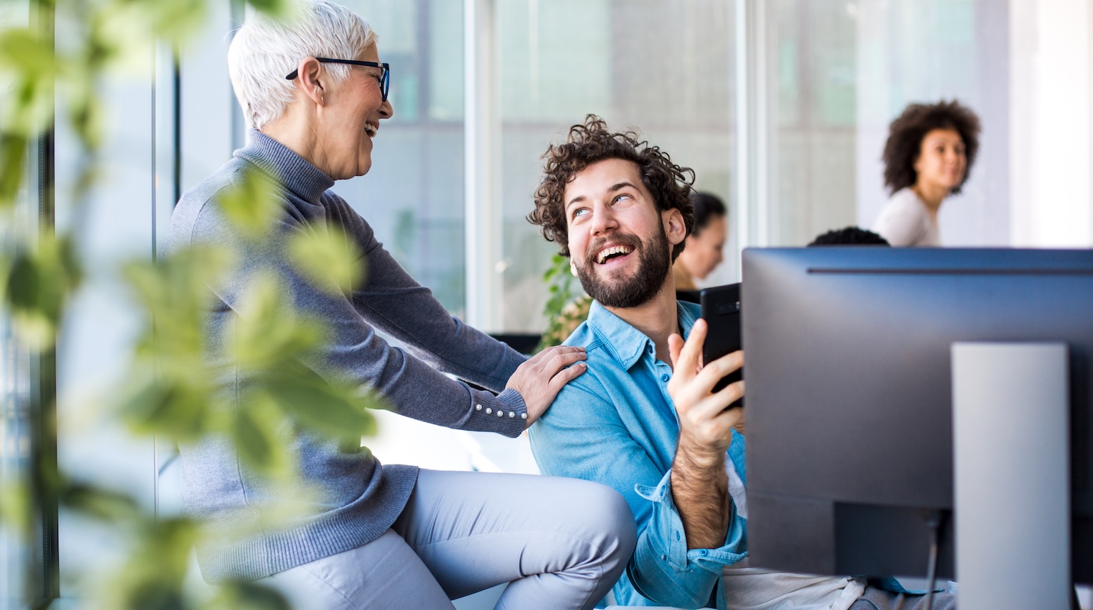 Mann und Frau im Büro