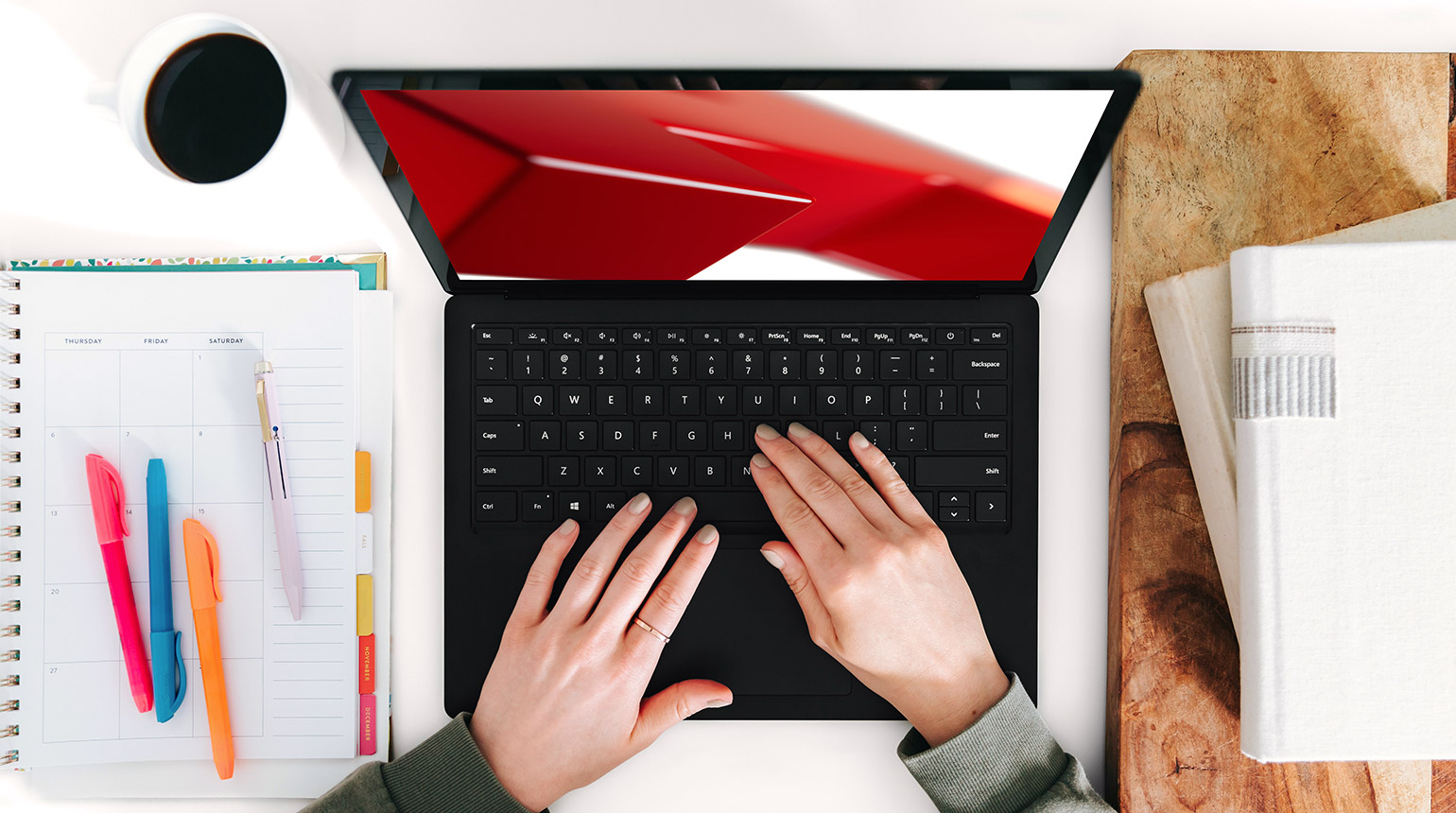 Zwei Hände liegen auf der Tastatur eines Notebooks