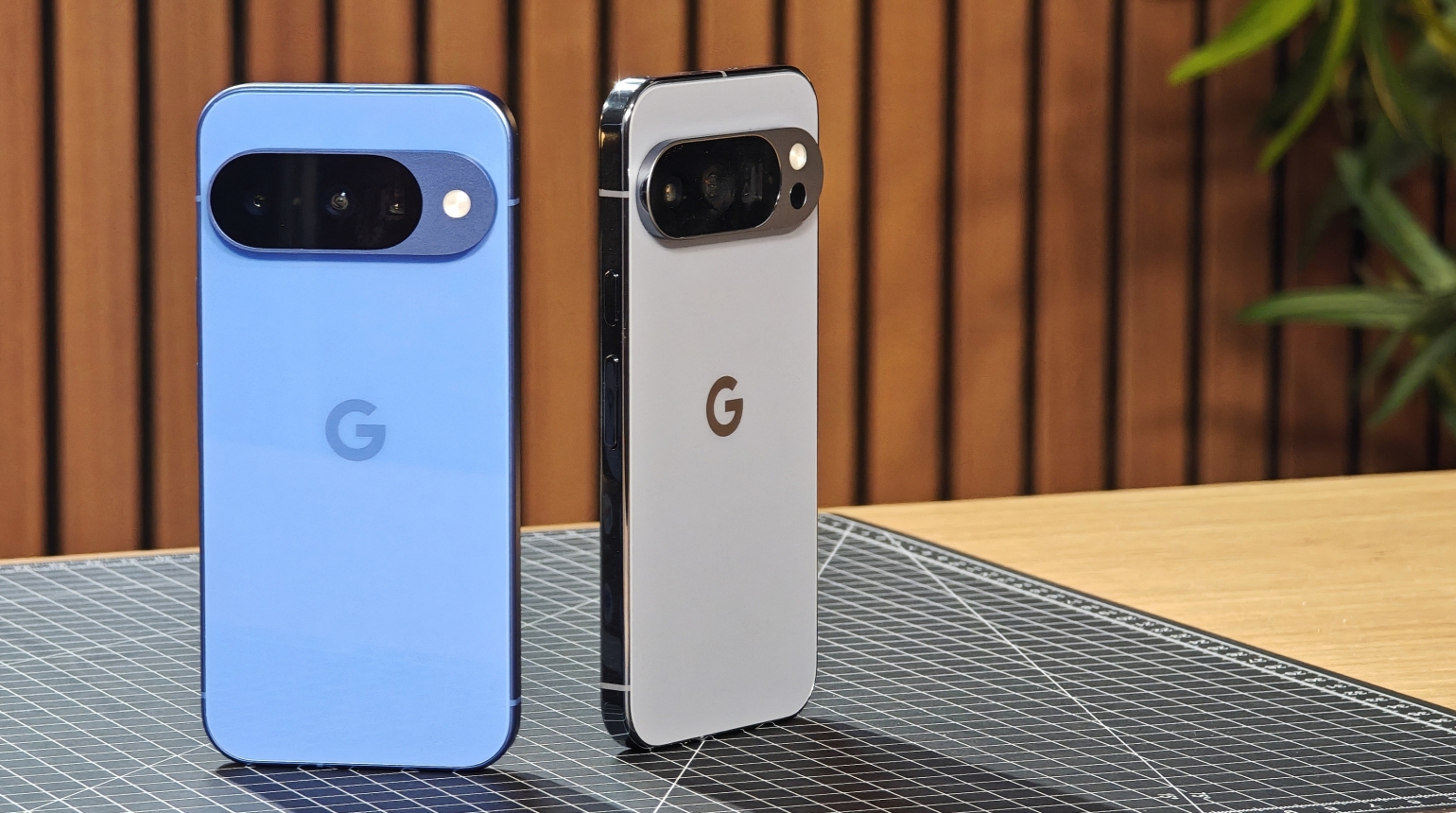 Pixel 10 und Pixel 10 Pro auf einem Tisch