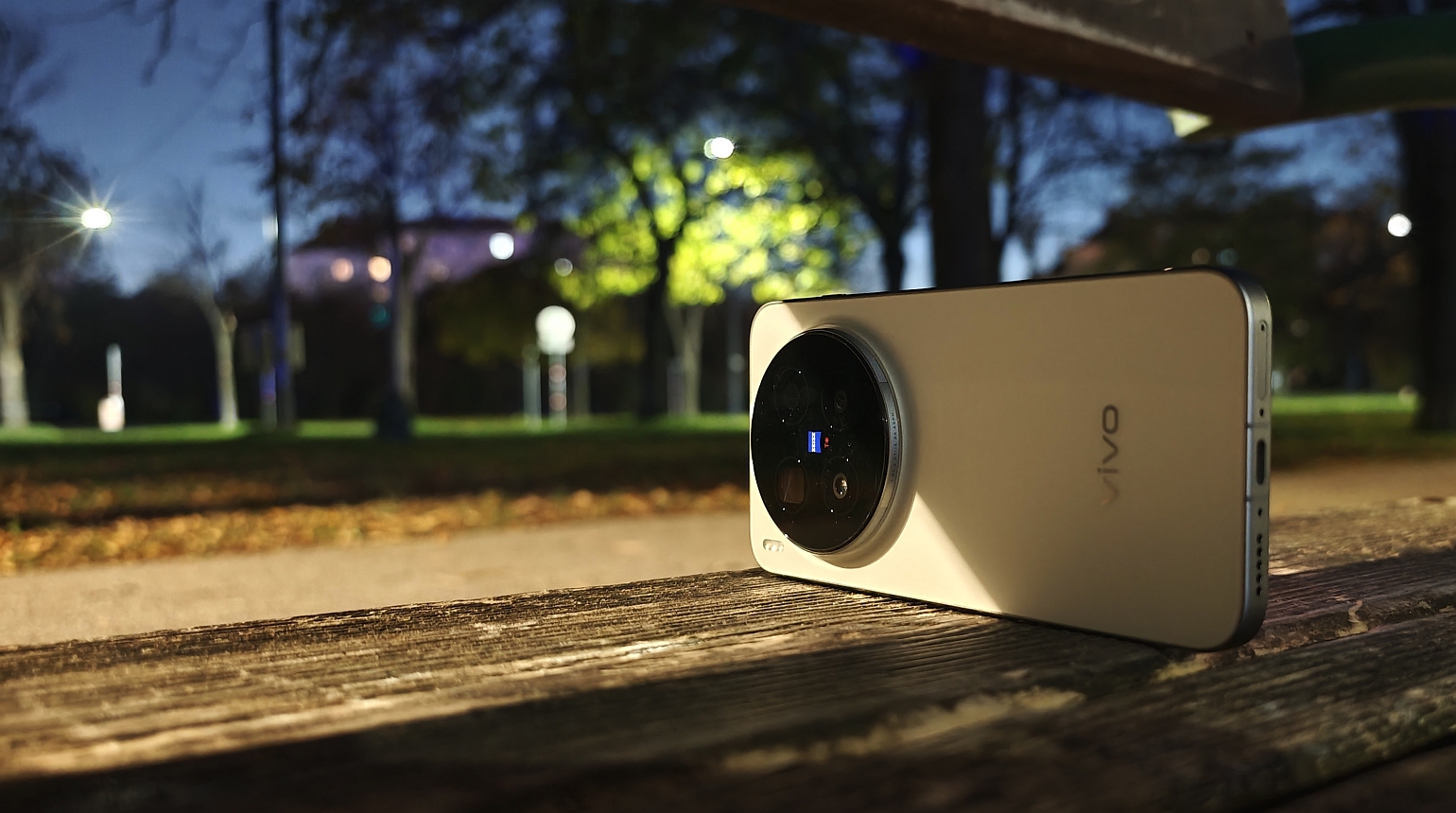 Vivo X300 Pro bei Nacht auf Parkbank