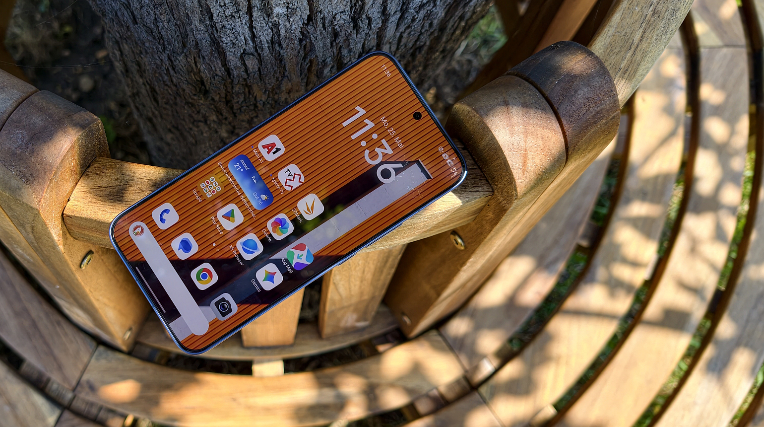 Xiaomi 17T mit orangen gestreiften Hintergrund und Baum