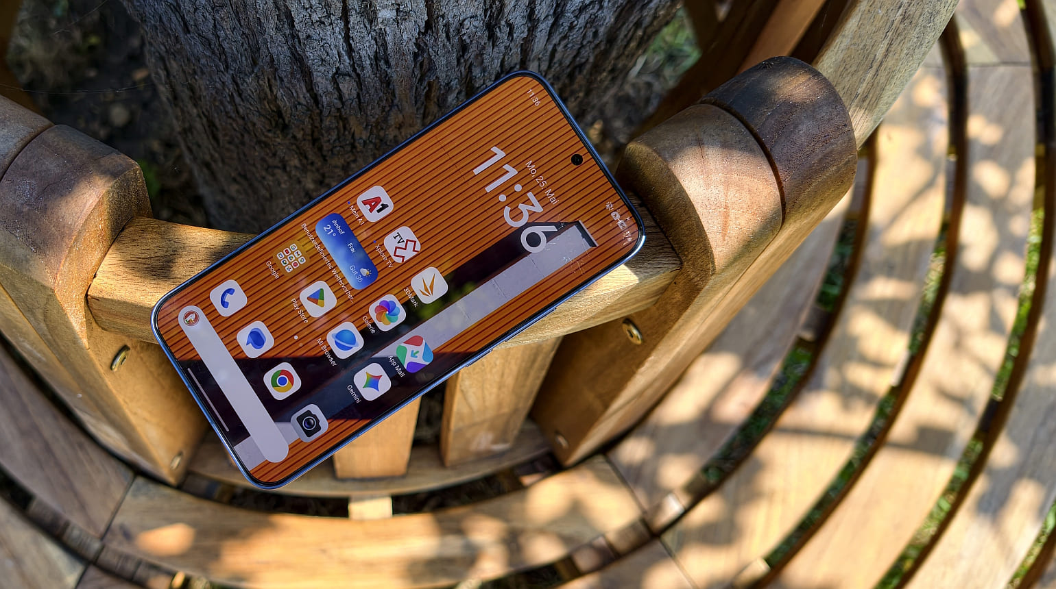 Xiaomi 17T mit orangen gestreiften Hintergrund und Baum