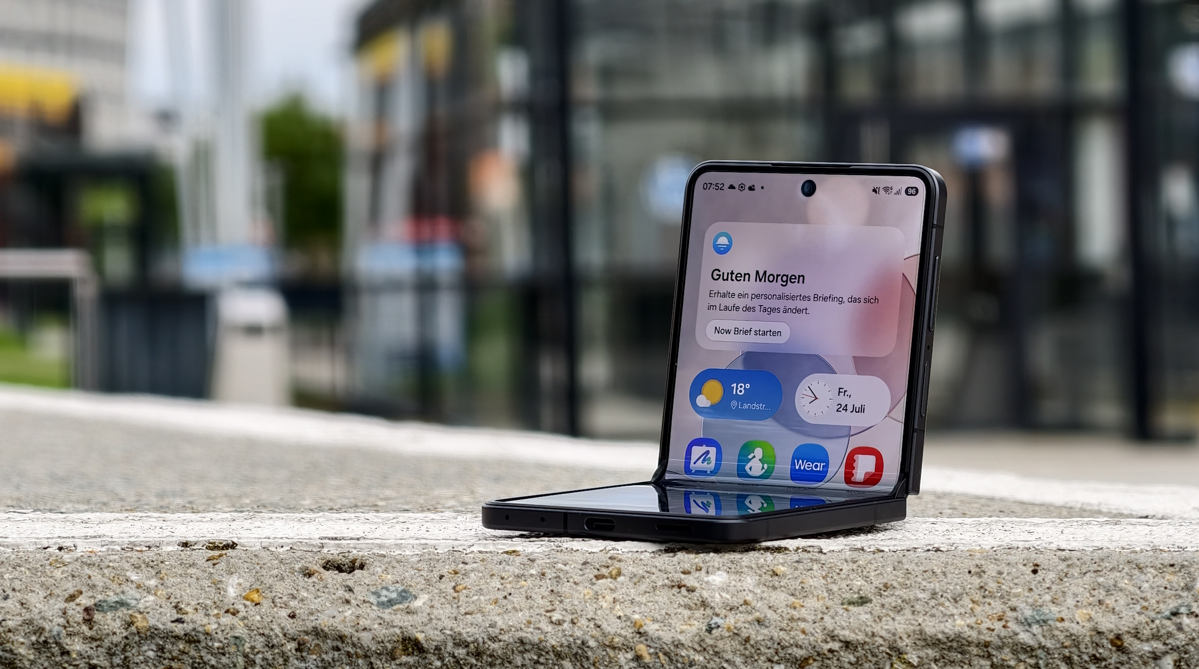 Samsung Galaxy Flip8 zeigt Wetter Guten Morgen und App-Icons auf dem Disp