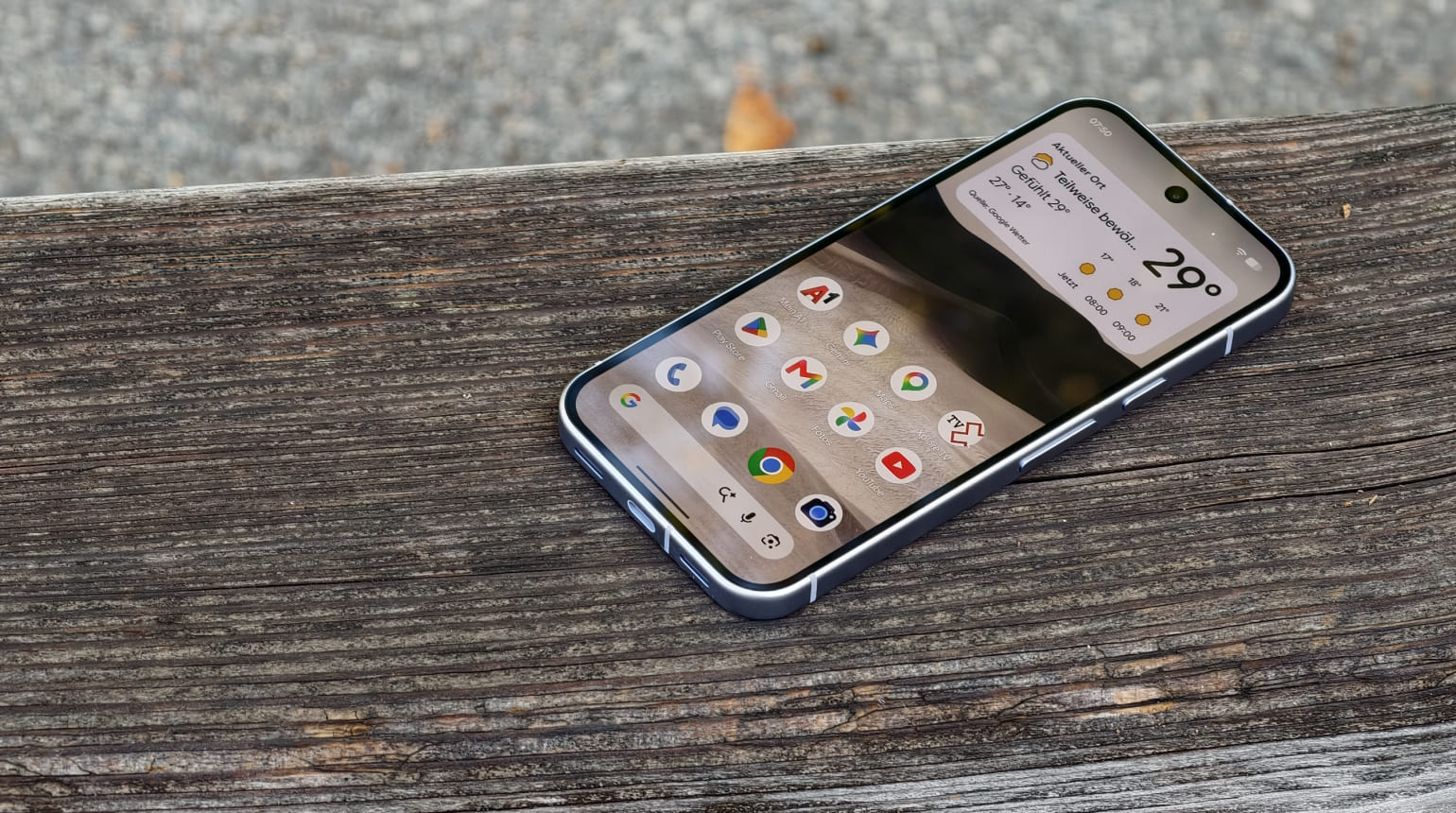 Pixel 11 Smartphone auf Holzbank