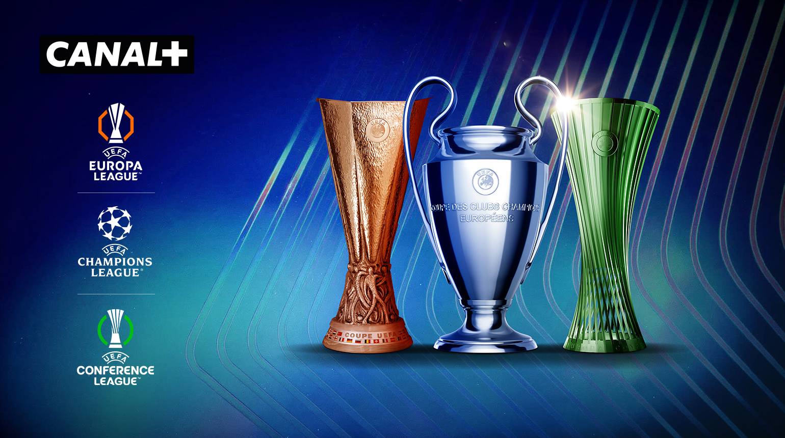 UEFA Europa League und Champions League Pokale auf blauem Hintergrund