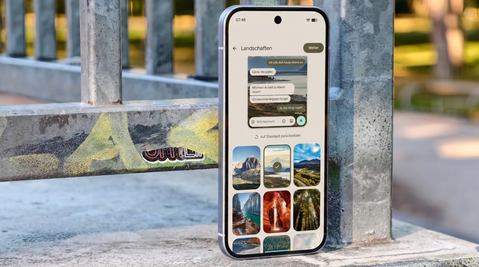 Google Pixel Smartphone stehend auf buntem Hintergrund