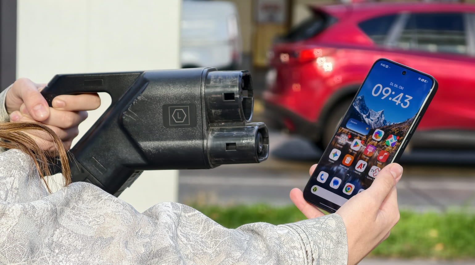 Hand hält Ladestecker und Xiaomi Redmi Note 17 Pro