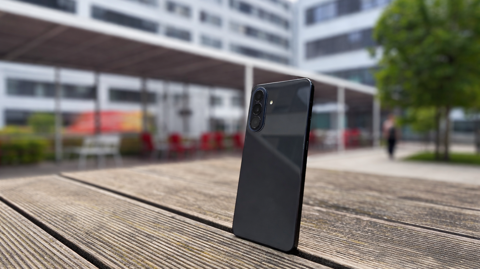 Smartphone steht auf einem Tisch bei Tageslicht