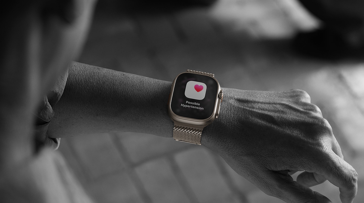 Frau blickt auf Smartwatch