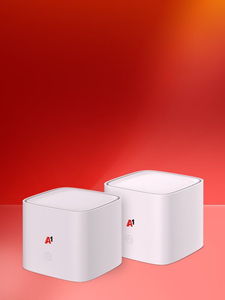 Zwei weiße WLAN-Router mit A1-Logo vor rot-orange Hintergrund.