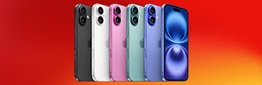 Fünf iPhones vor rotem Hintergrund, nebeneinander in Schwarz, Weiß, Rosa, Grün und Blau dargestellt.